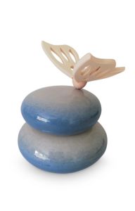 Handgefertigte Baby-Urne mit Holz-Schmetterling blau