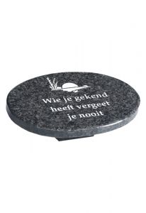 Granitgedenkstein 'Oval mit Horizont' in verschiedenen Farben