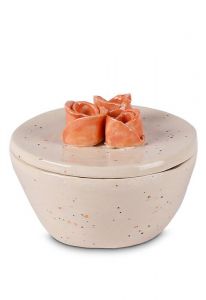 Keramikkleinurne elfenbeinweiss mit orange Rosen