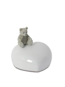 Kleinurne aus Glasfaser Teddybär auf Herz