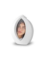 Keramische Kleinurne „Forever Framed“ in Mattweiß, personalisierbar mit Bild