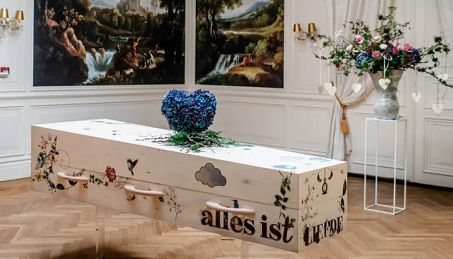Ist ein Sarg bei einer Einäscherung in Österreich vorgeschrieben?